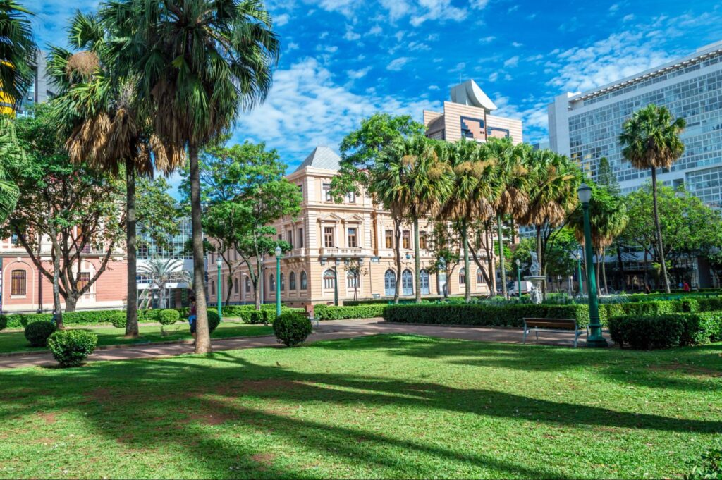 Aprenda como abrir empresa em BH e escolher o regime tributário ideal para o seu negócio. Conheça os passos essenciais e as dicas práticas!
